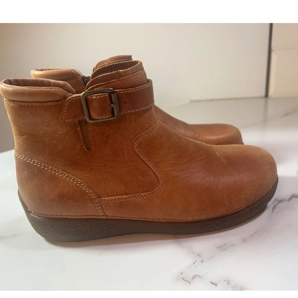 Duluth Trading Co Womens Brown Leather Buckle Zip Ankle Boots Wedge Sole Tan